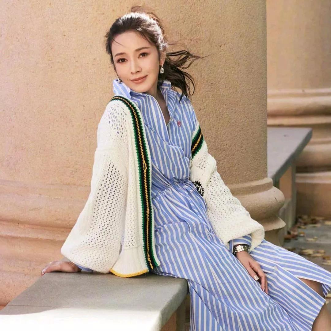 优雅气质，条纹连衣裙搭配白色针织开衫，简约又时尚。