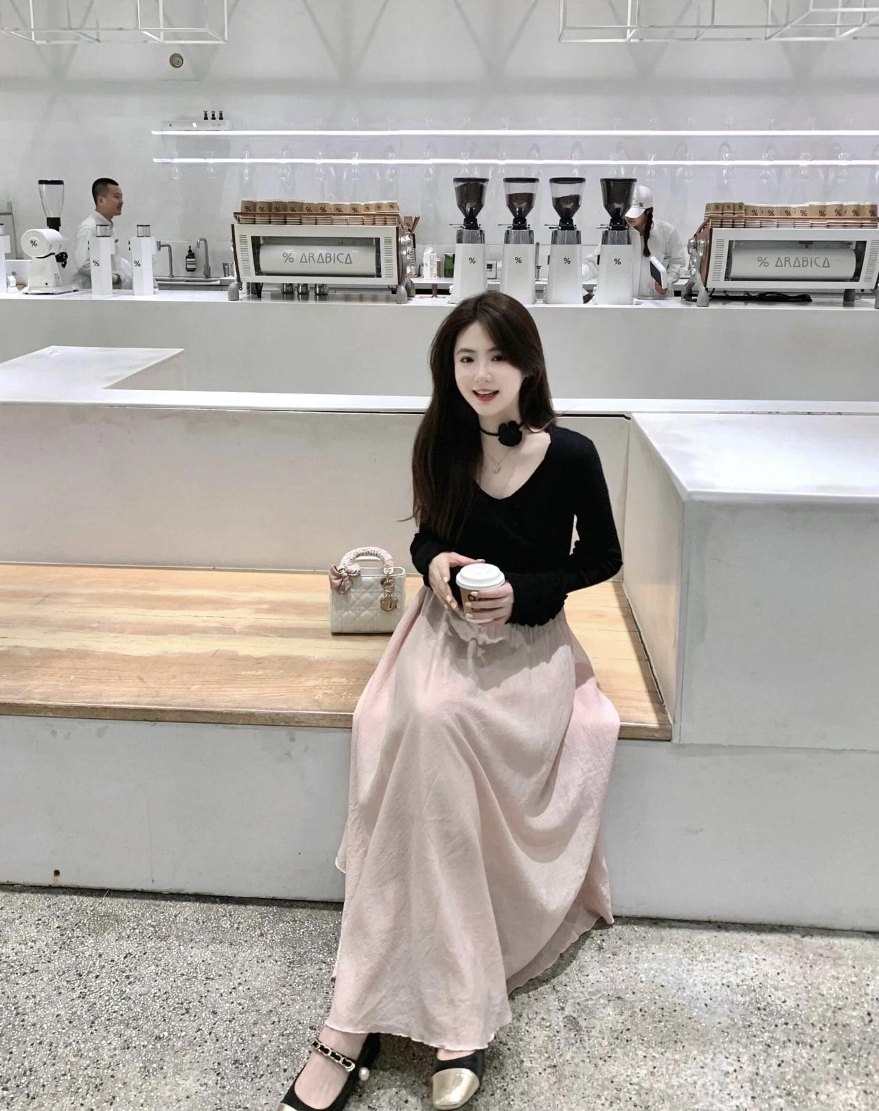 咖啡馆里的小确幸，轻奢穿搭的甜美瞬间。