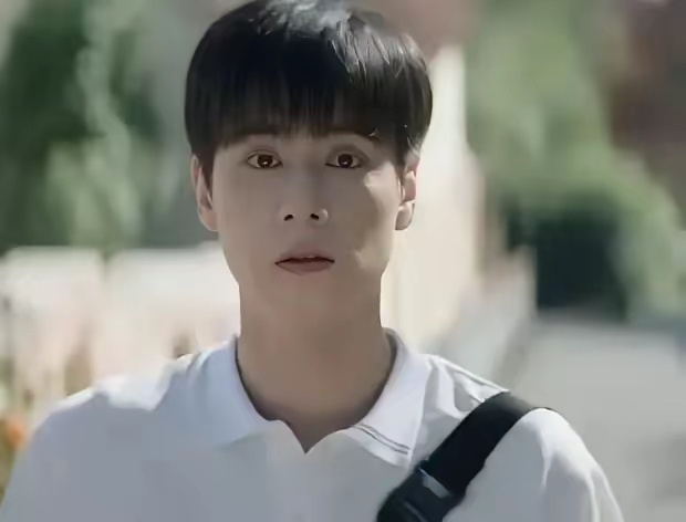 32岁的男人去演18岁的小男孩，这不扯吗？说实话，身高1米88，长得也是真帅，但