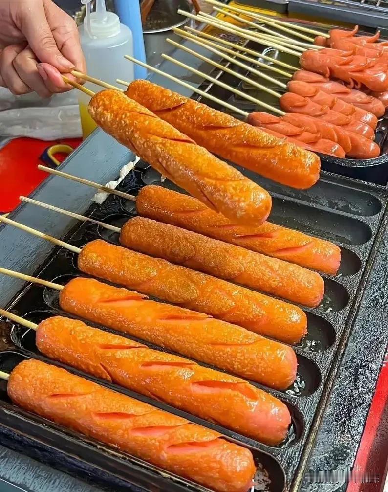 学校是以教育为本，学生以学习为主，在近日，山西省大同市一位同学在校门口买了一根火