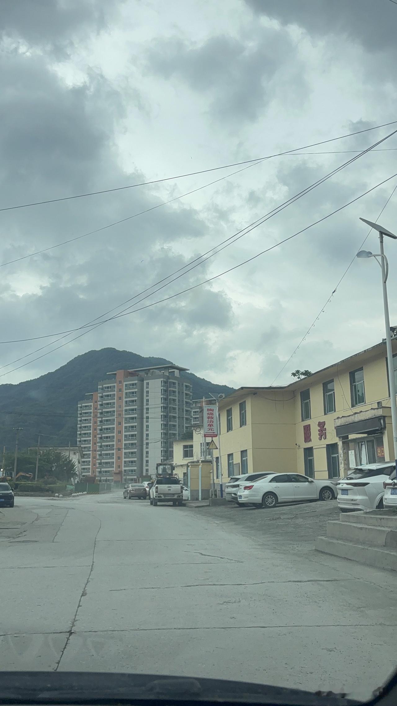 渭南华州区金堆城，这里的发展主要就是靠这个钼矿，据说挖了六十多年了，从一个山头挖