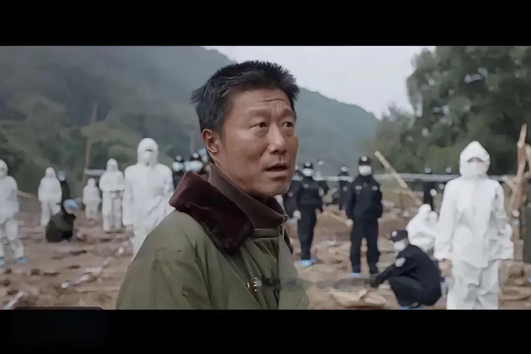 ​1、炸坑用了将近九公斤的炸药，且附近矿多，采石场多，老百姓家也存有很多炸药。