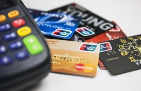 我邻居王叔，每个月退休金到账，都要收到一条2块钱的短信通知。他用了十年，从没觉得