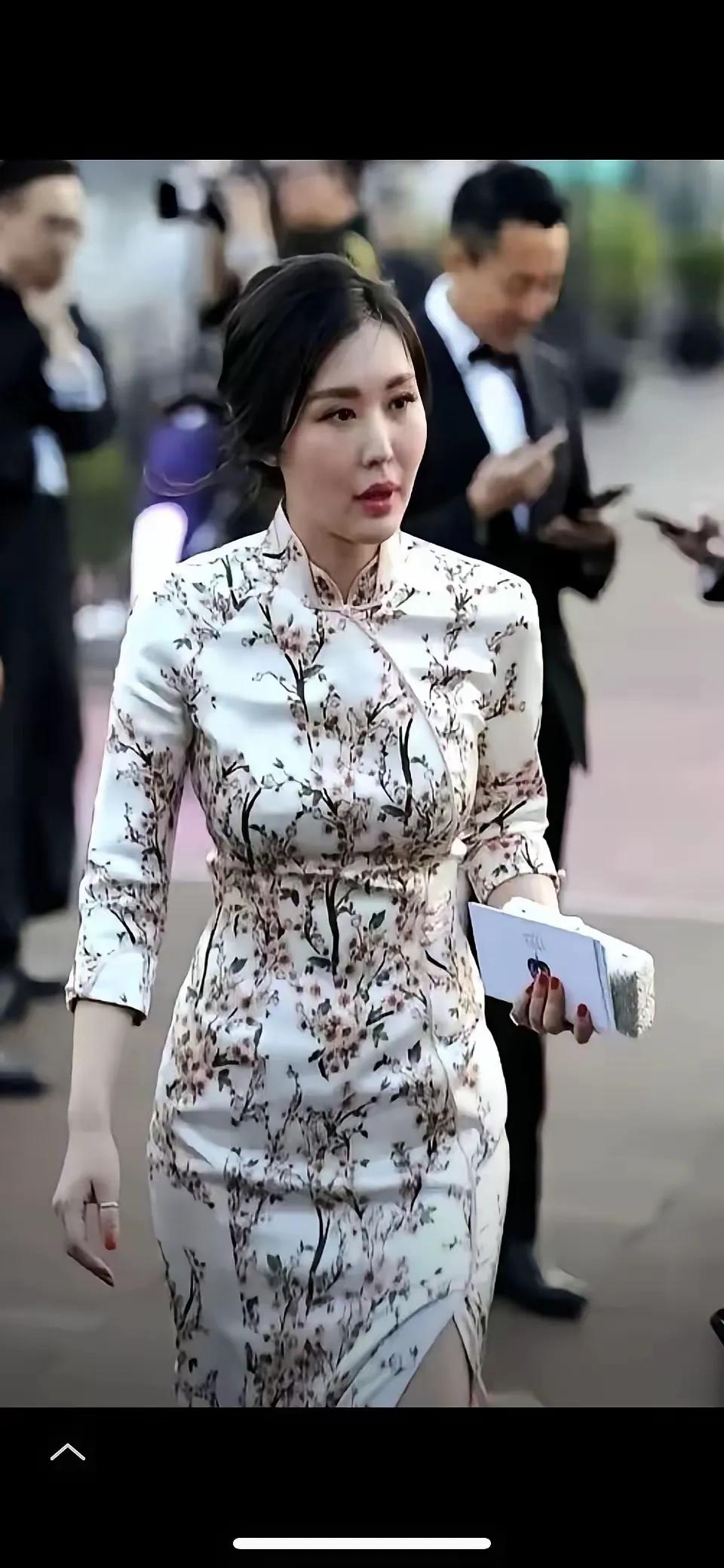 王石这步棋，
终究是栽在了情字上！

登顶8848的商界大佬，如今活成连段永平、