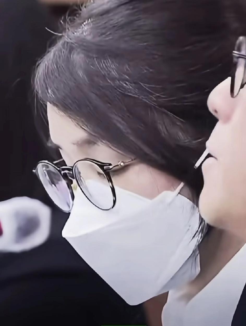 尹锡悦看见他老婆现在的样子不知得多心疼！变得宽广的发际线，一茬茬盖不住的白发，形