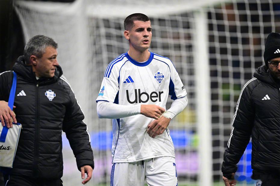 【伤停】科莫前锋莫拉塔在对国米的比赛中伤退，据媒体预计他因为左大腿内收肌严重受伤