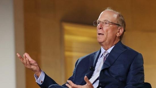 贝莱德CEO一边警告AI会导致失业危机，一边给水管工培训投了1亿美元。