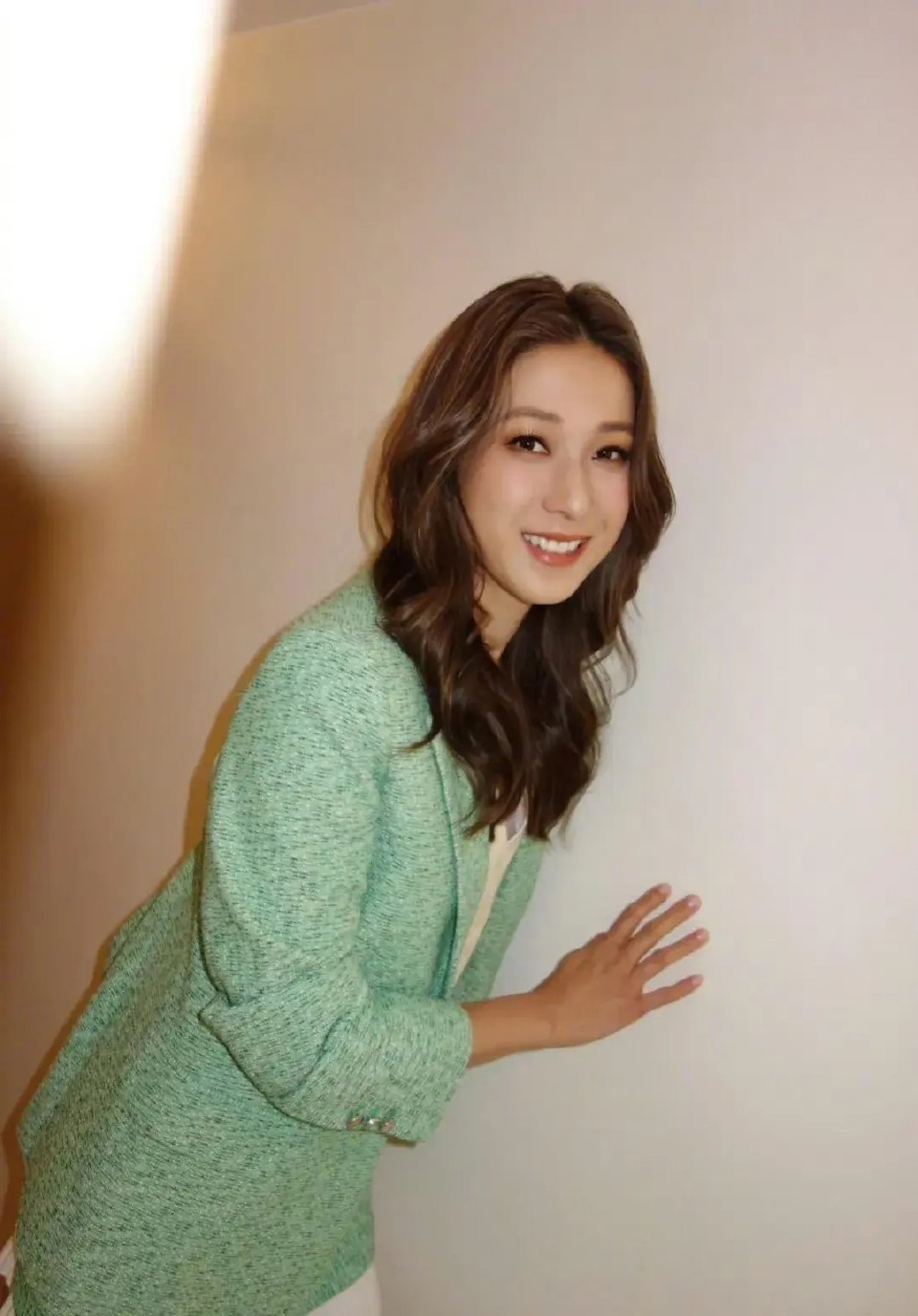 钟嘉欣宣布全面复出，果然生孩子使人疲惫，活动时满脸疲惫，对比之前眼里有光 现在平