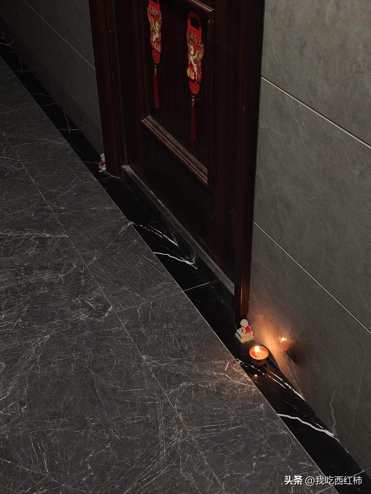 邻居在门口点燃油灯是什么意思
感觉有点吓人啊
之前路过的时候只是发现门口放了两个