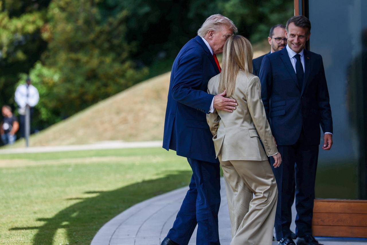 G7 峰会都散了好几天了，朋友圈早就翻篇了，可特朗普这边的瓜，居然还在不停地长。