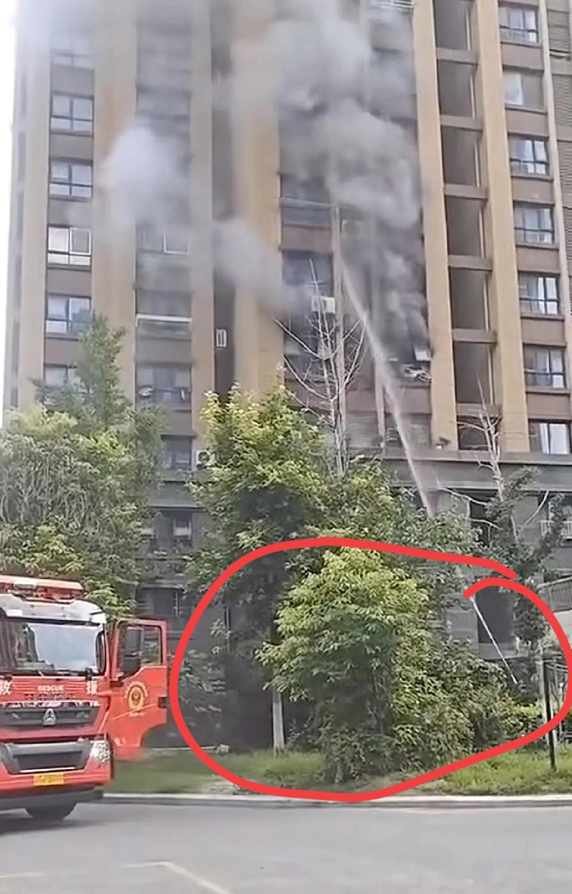 云梯和气垫不是拿过来就能使用的，云梯需要一大片空地才能把全部支腿撑开使用，气垫需