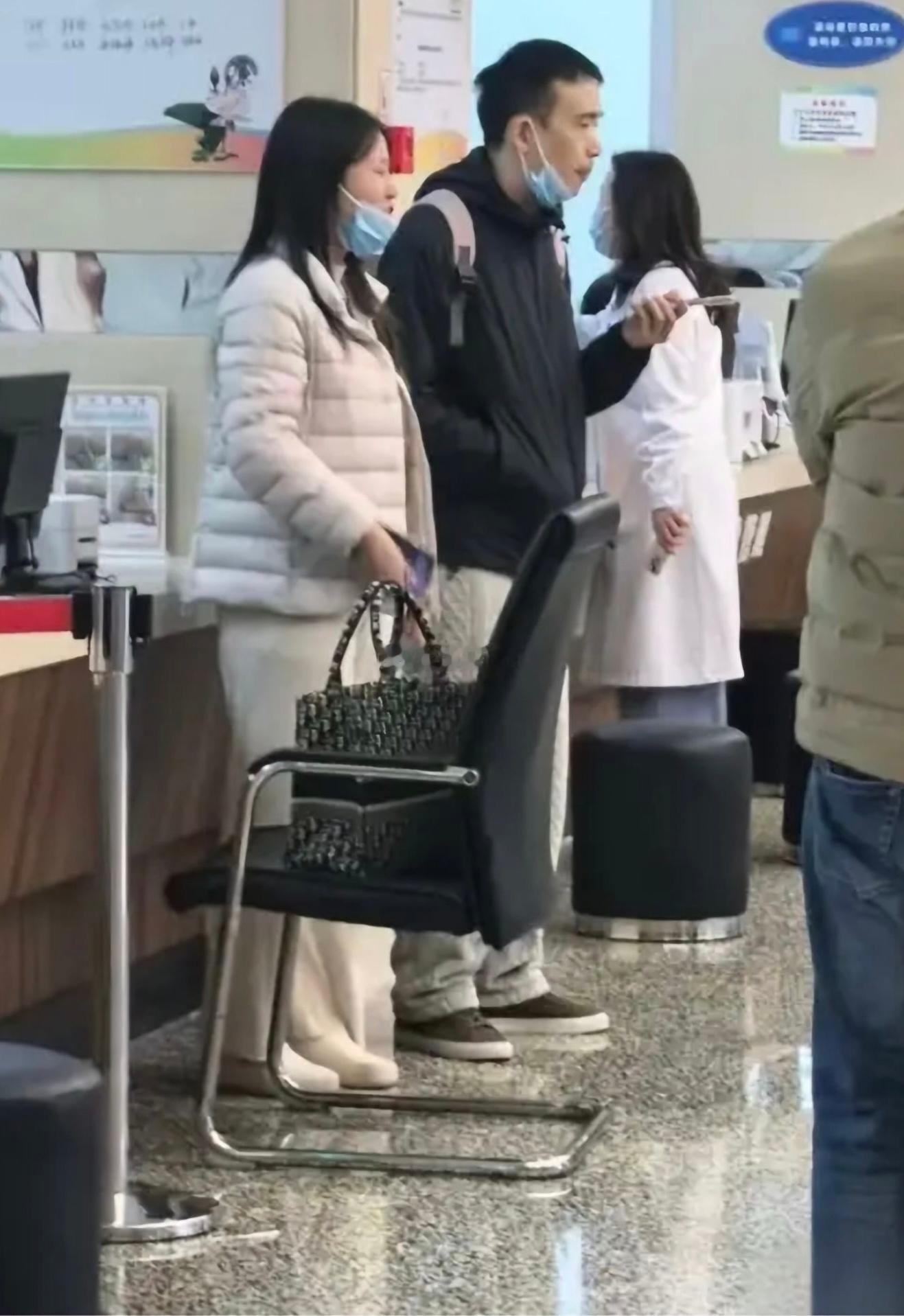 如果小洛熙家庭条件不好，这事还会持续发酵吗？我们应该感谢俊熙妈妈，否则同样遭遇的