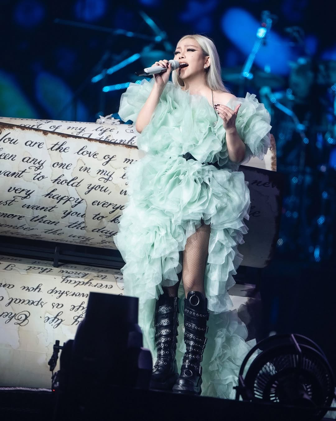 张惠妹大巨蛋第三场！苹果绿纱礼服美翻！持修、葛西瓦是暖场嘉宾~ 阿妹今天还透露新