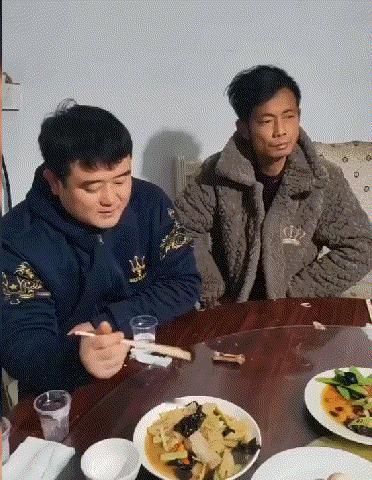 网友:这个梗一直被模仿，今天总算换新鲜的了！