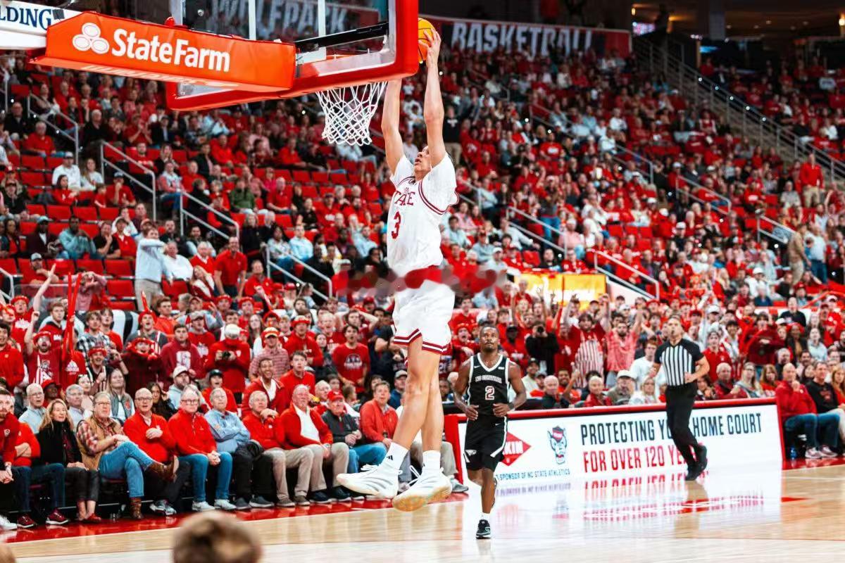 根据ESPN记者Jeff Borzello的消息，北卡罗来纳州立大学的大一后场球