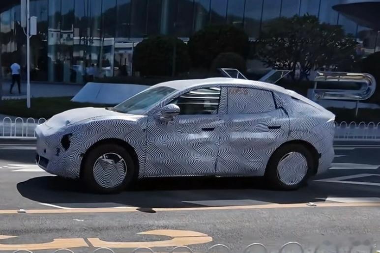 群里看到的小鹏MONA SUV谍照，按照现在MONA的势头，这车也有爆款潜质。顺