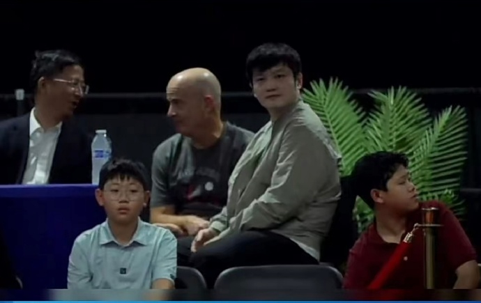 【#樊振东作为战略投资人观战美职乒联#】 #樊振东空降美职乒联全场起立高喊# 4