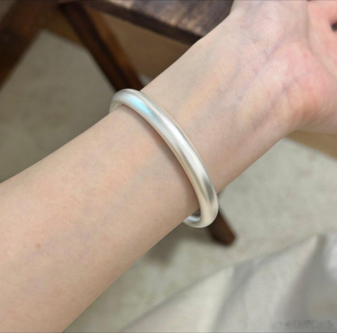 银价疯涨后银饰一口价变克重计价金镯子没有，银镯子还是有的好像所有女孩子手上都有一