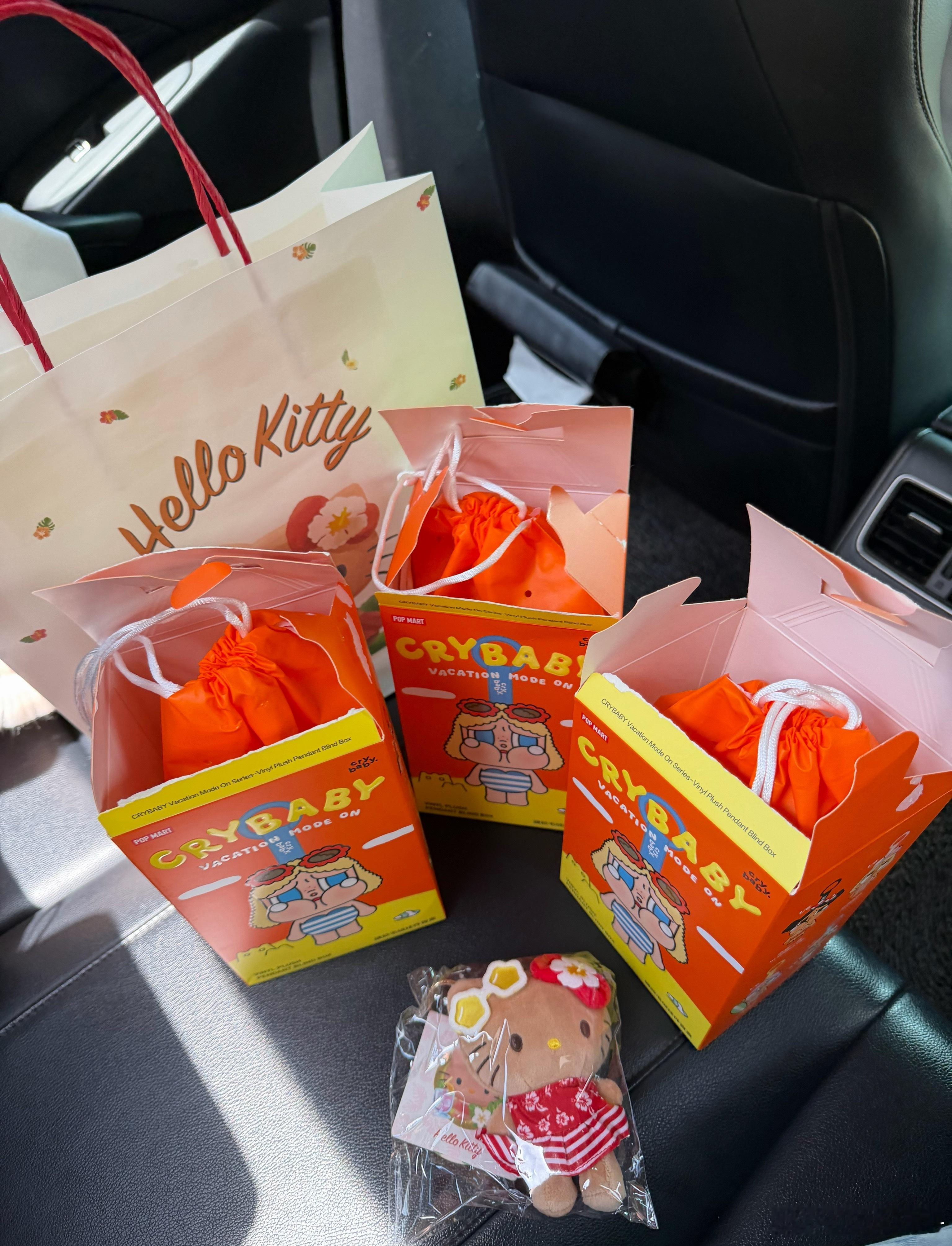 领导都去开会十点半就跑出来去王府井买完快闪的黑皮kitty还抽了仨哭娃 美哉 ​