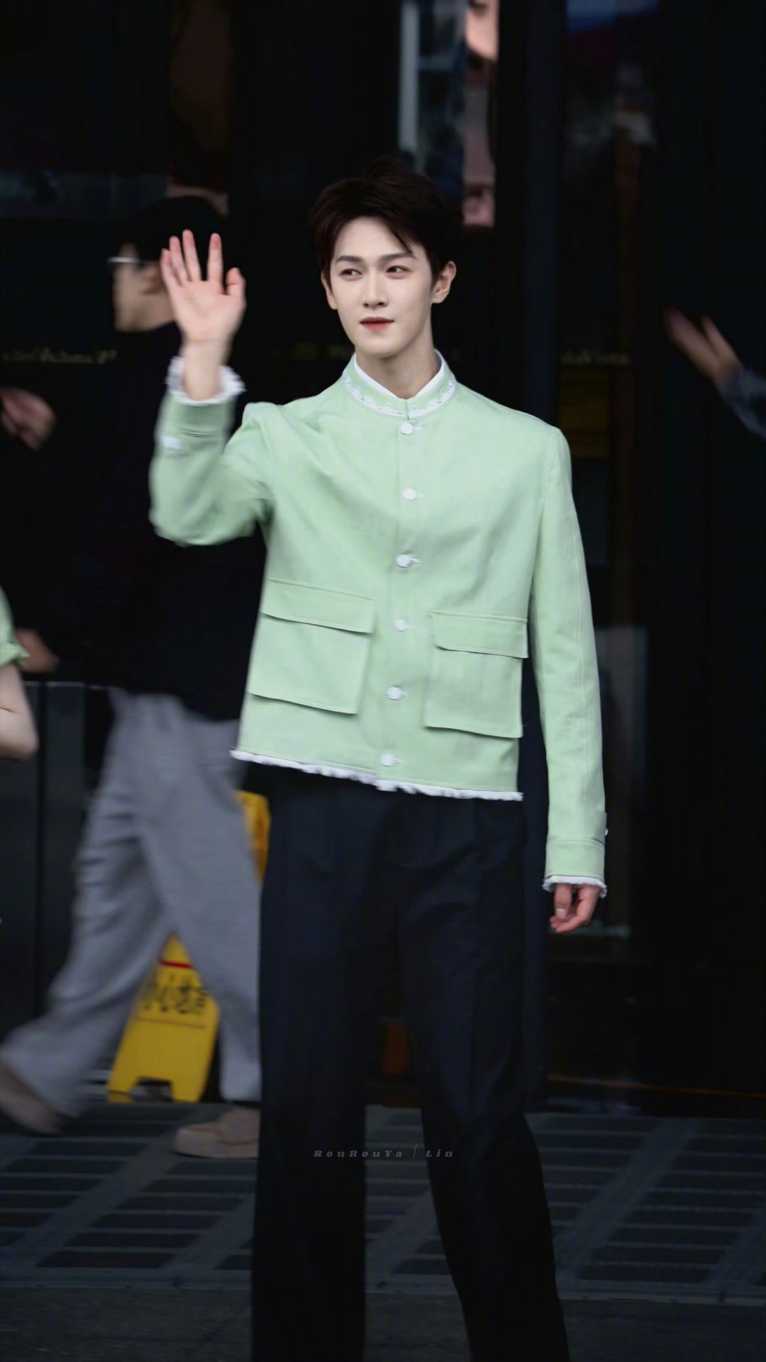 李昀锐绿色西装春日感李昀锐泉州录制路透来啦！一身绿色西装满是春日气息，少年感十足