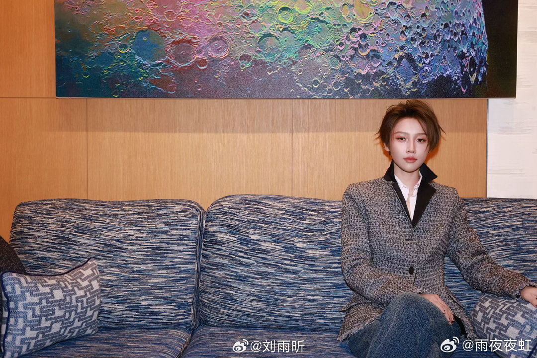 刘雨昕粗花呢西装造型灰调粗花呢真的很适配刘雨昕，利落舒展的廓形衬得身形挺拔，没有