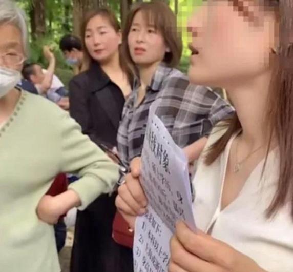 为什么现在大龄剩女越来越多了？

说白了就是现在的人要求高了，在加上网络上的毒鸡