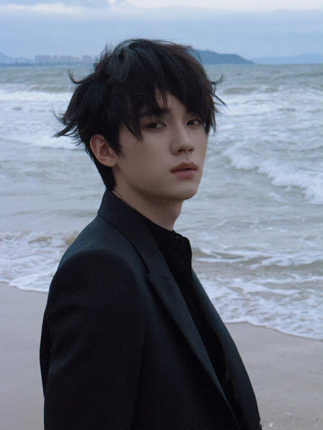 周翊然忙完这个忙这个周翊然这是开了挂吧！刚飞新加坡文化交流完，又马不停蹄去视界大