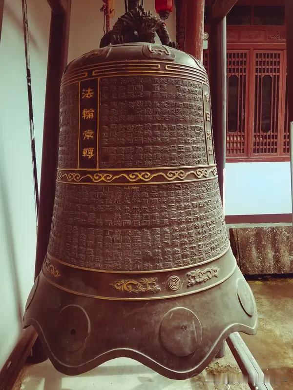 上联：独上高楼邀月饮，安子邀对下联，静临古寺听钟鸣。[微风]