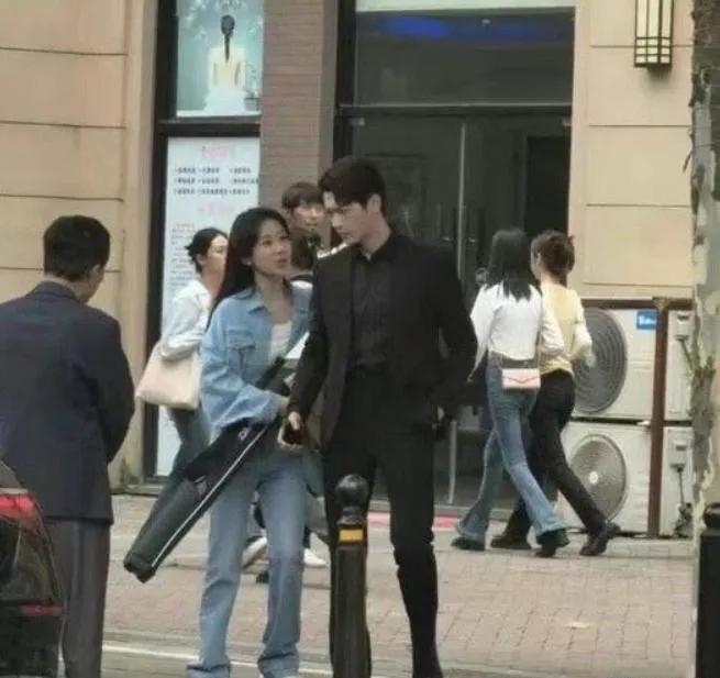 杨紫拍戏被偶遇，生图身材纤细筷子腿，瘦身成功颜值重回巅峰，许凯承欢记