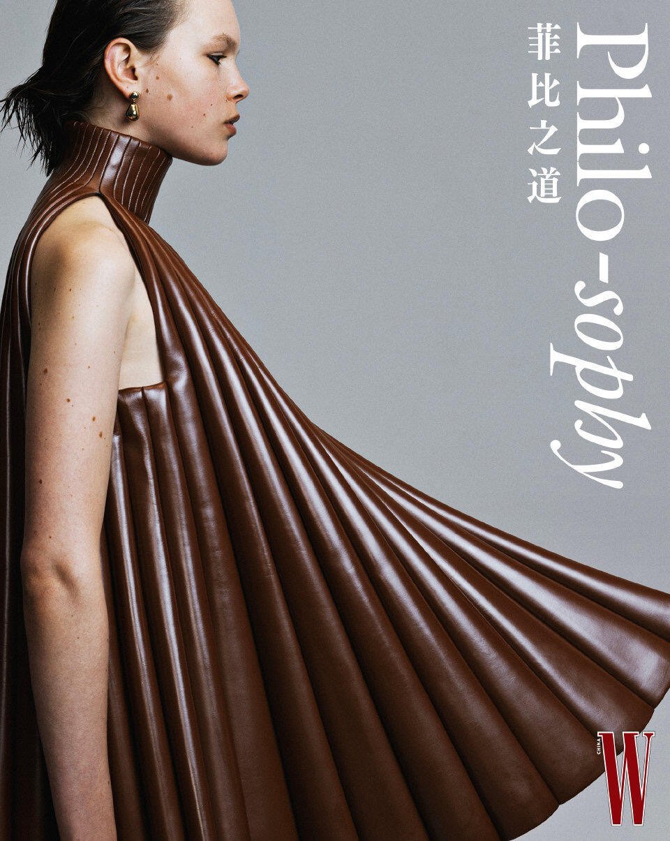 W独家拍摄PhoebePhilo时装大片于秋冬时节，以oversize廓形融合皮