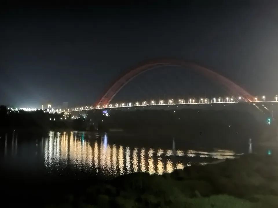 某个城市，某座桥，又或某个人，总让自己放心不下。

         某些路，某