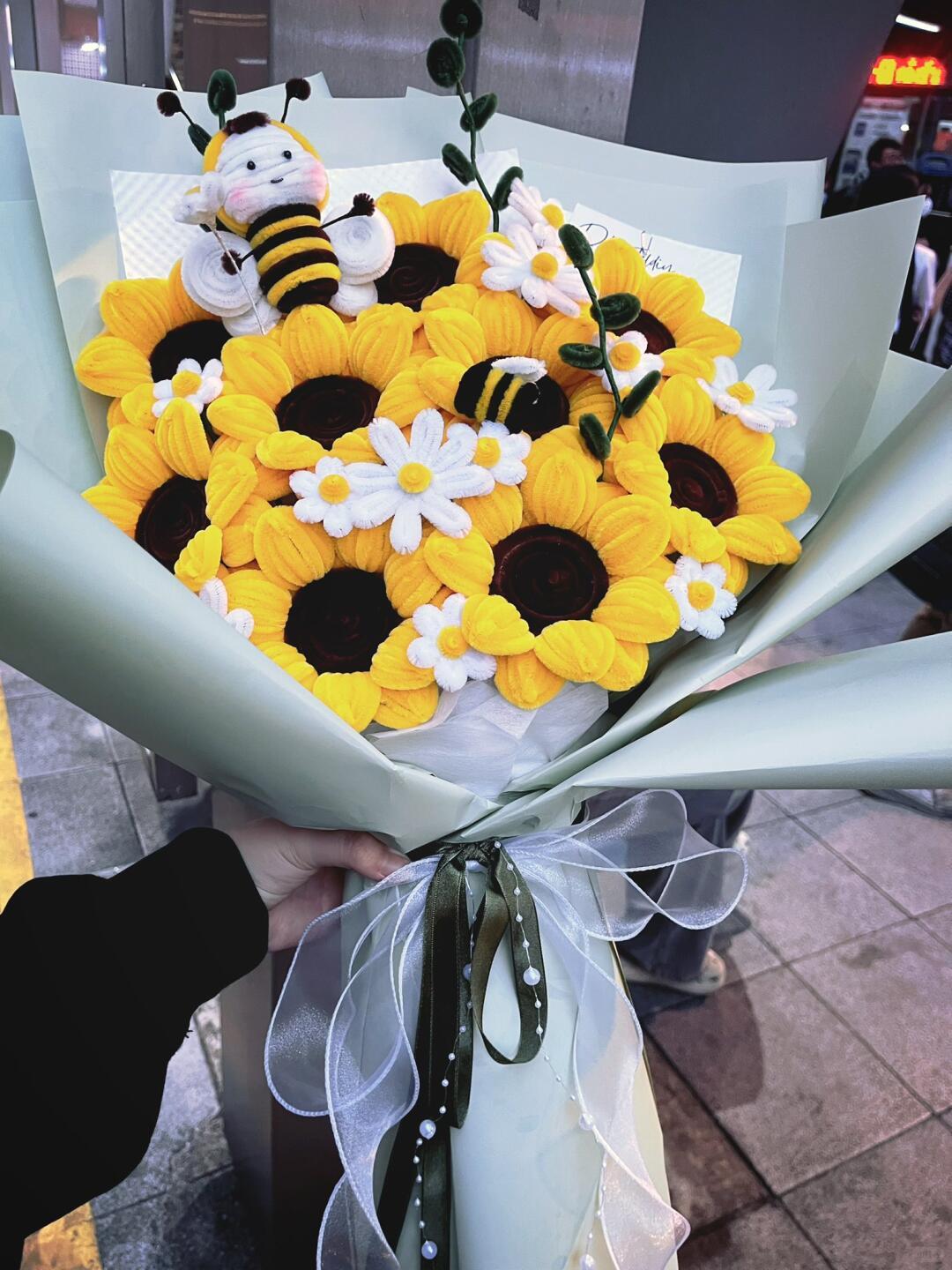 杨幂 泰国蜜蜂好用心啊，送给幂一束蜜蜂花