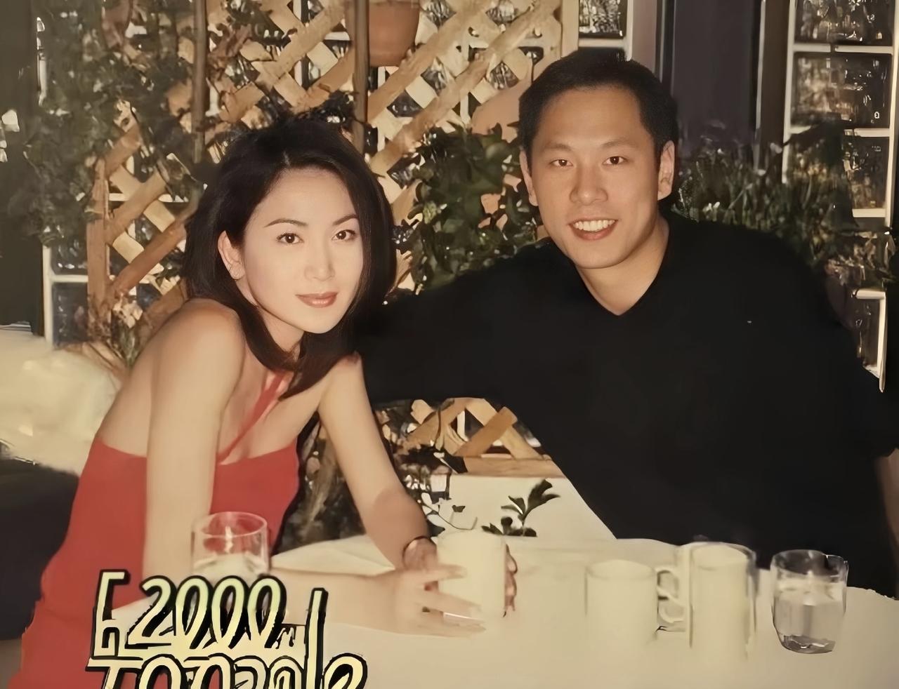 温碧霞与何祖光古早合影，那个时候的她，真的好美啊。

这是2000年时候的照片，