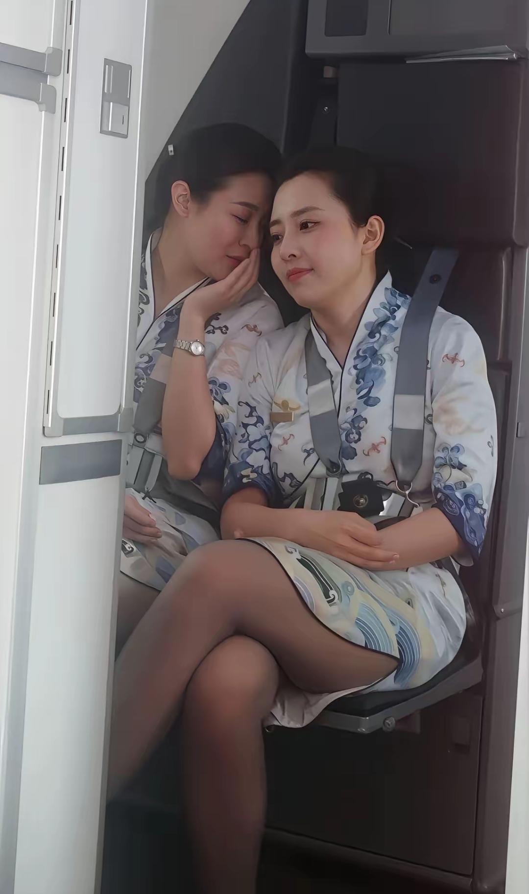 两位乘务姐妹正在说悄悄话，估计列车马上到站，工作之余时间自由安排，又要放飞自我了