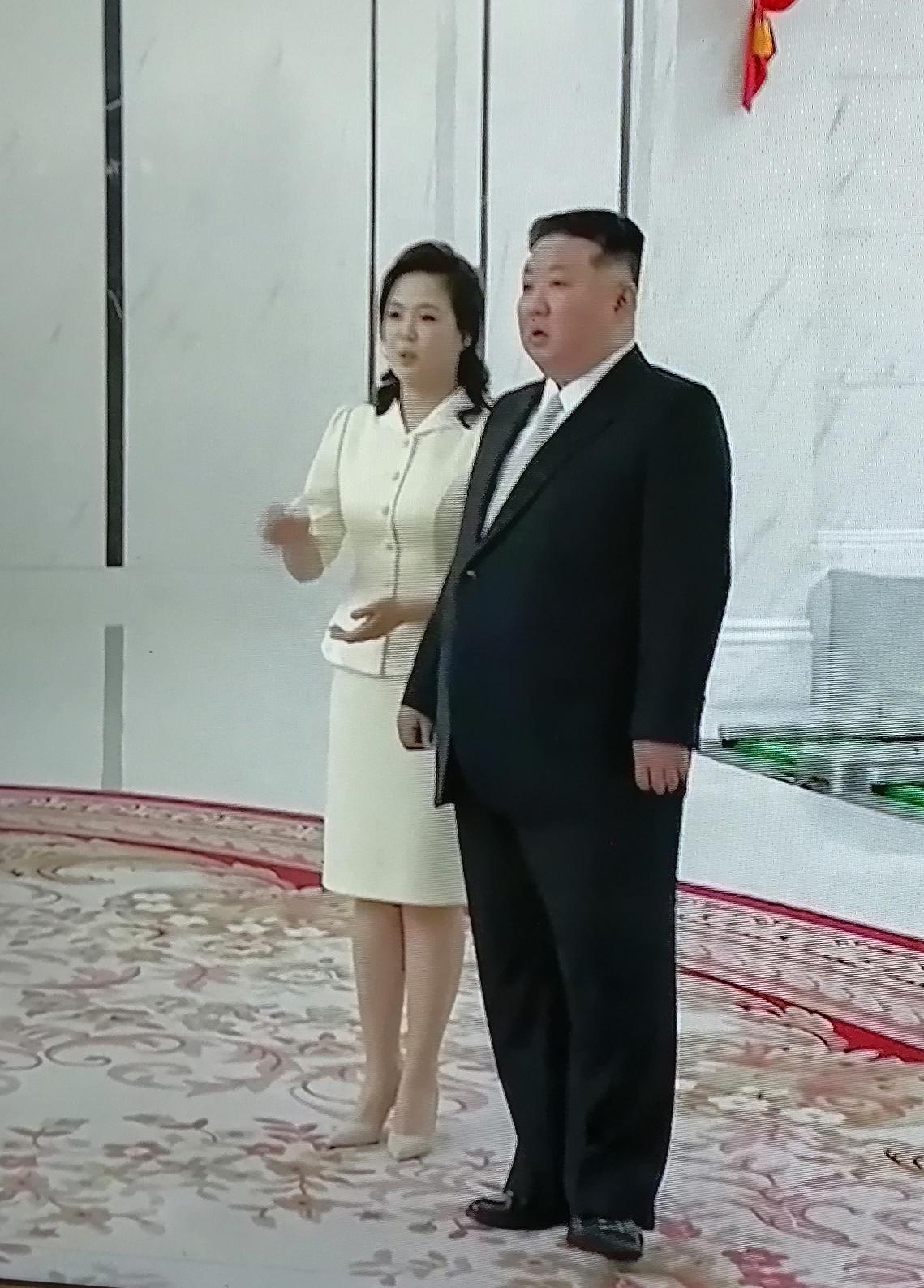 夫唱妇随，一国伉俪…