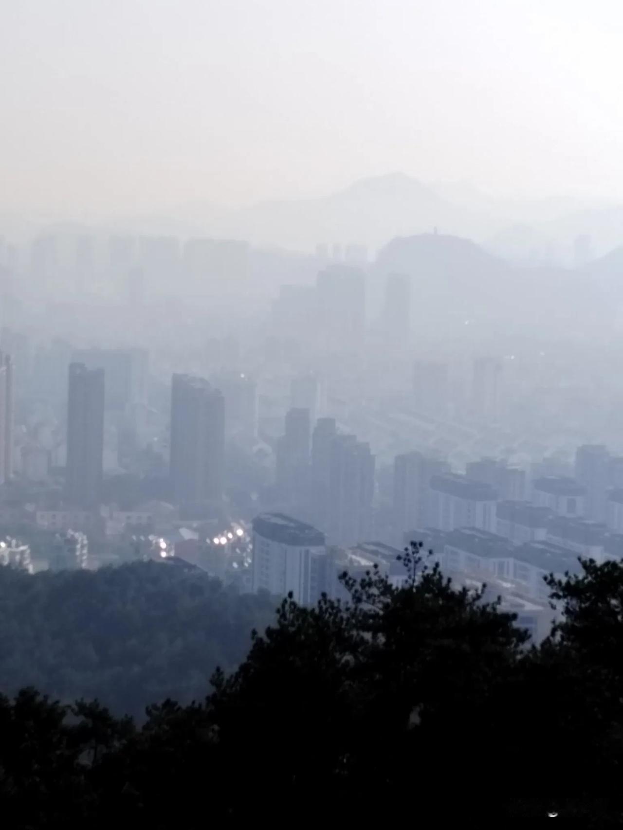 胧胧亮的早晨天色朦朦，
叠叠排的房子山峦层层。