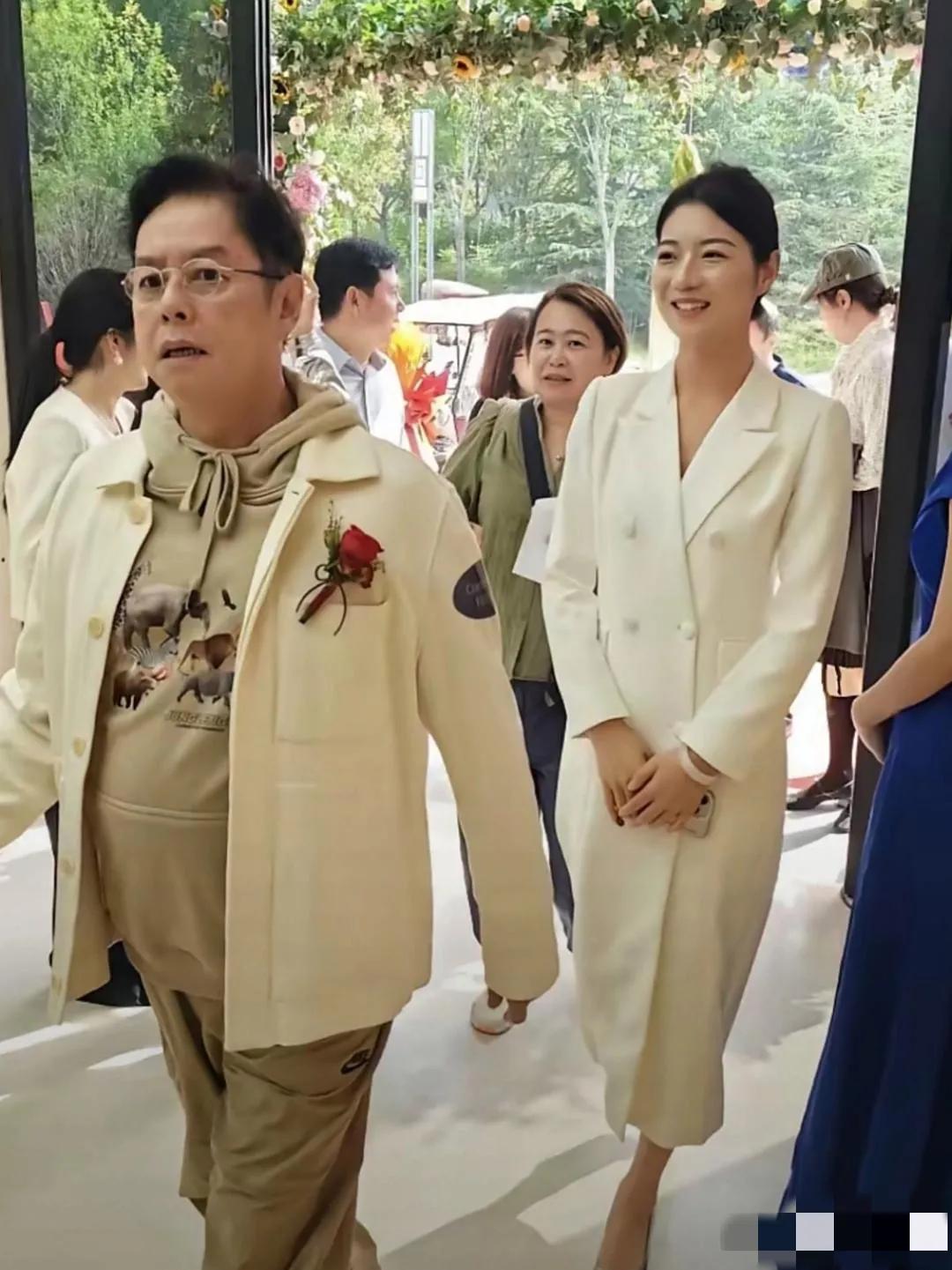 镜头中的谭咏麟衣着休闲，步履铿锵，气色盈和，一副眼镜显得文质彬彬，可是这大腹便便