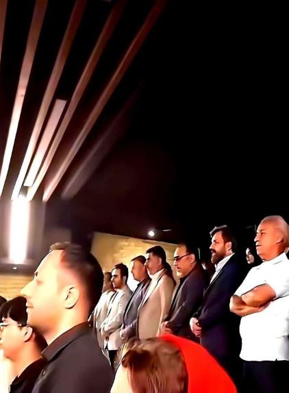 你知道伊朗人现在怎么看我们吗？他们说，放眼全球，几十年里，真正把美国人从战场上打