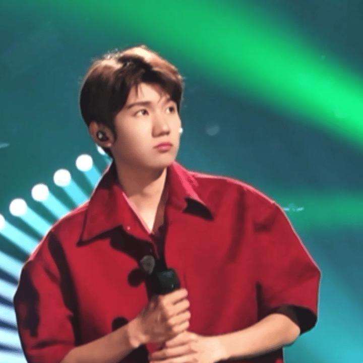 王源夏日歌会一起见面吧刚翻到之前看王源线上演唱会的截图 那天晚上我激动得在床上滚