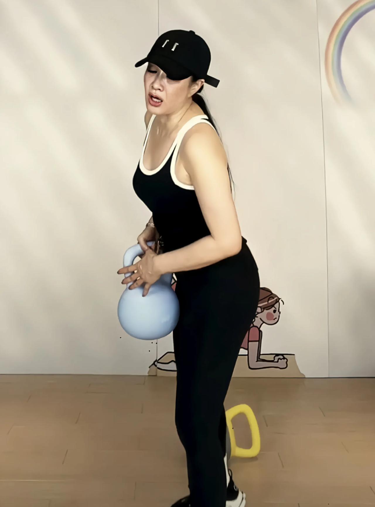 钟丽缇身材保养的好，少不了健身锻炼，体力大不如从前，锻炼一会就累的不行，但为了皮