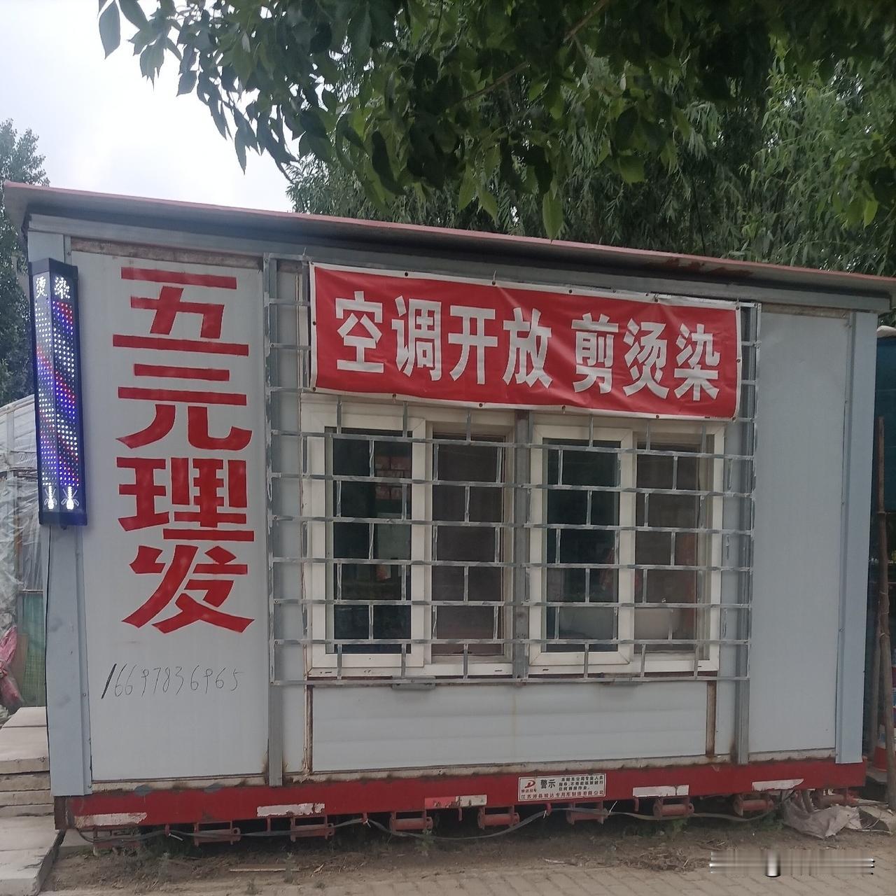 太卷了，这活实在没法干！经常听网友们说，靠手艺理发的活现在也不好干了，有人在大街