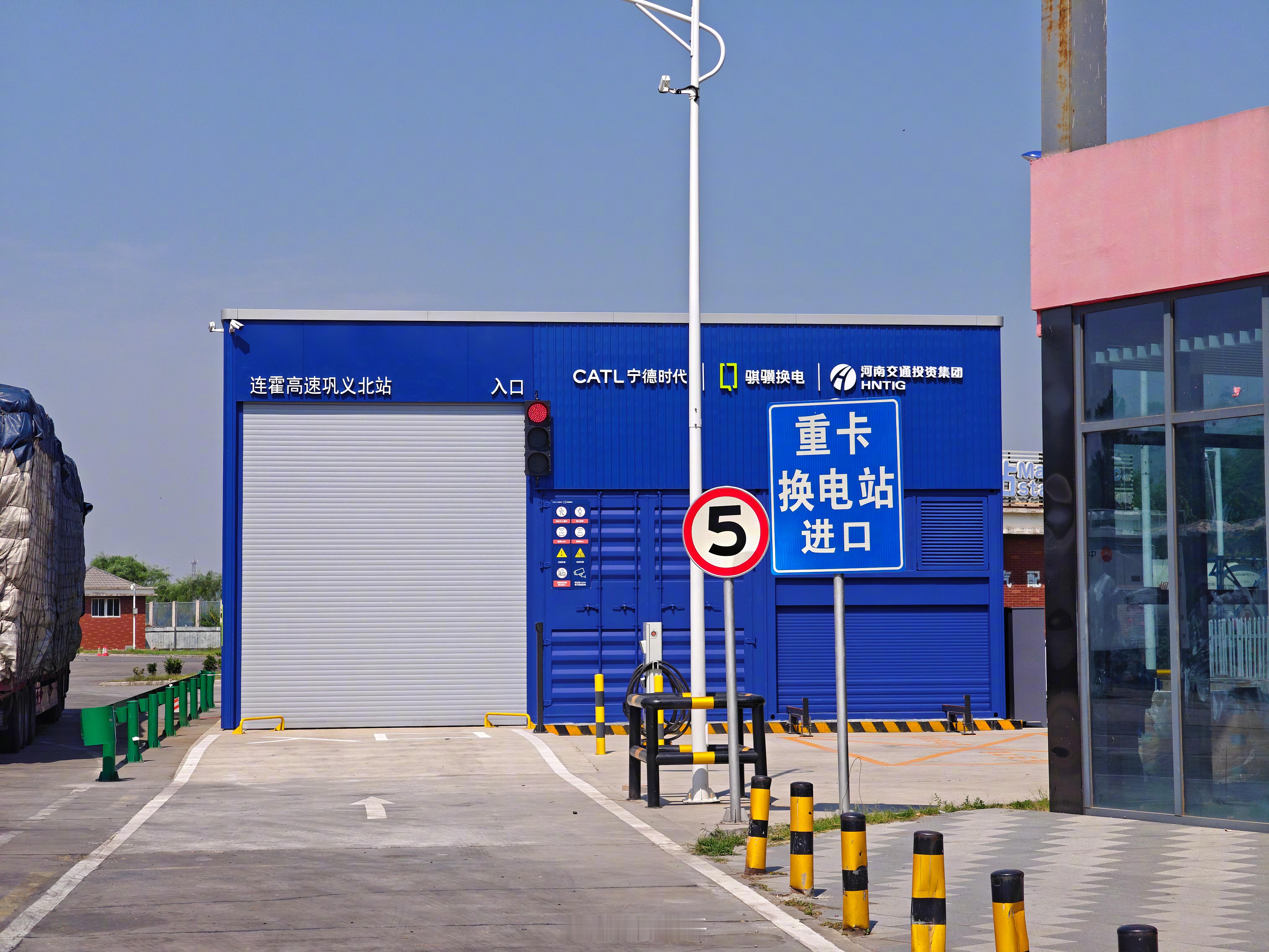 蔚来的换电站城市里经常见，这种宁德时代投资的重卡换电站还是第一回不同品牌重卡如果