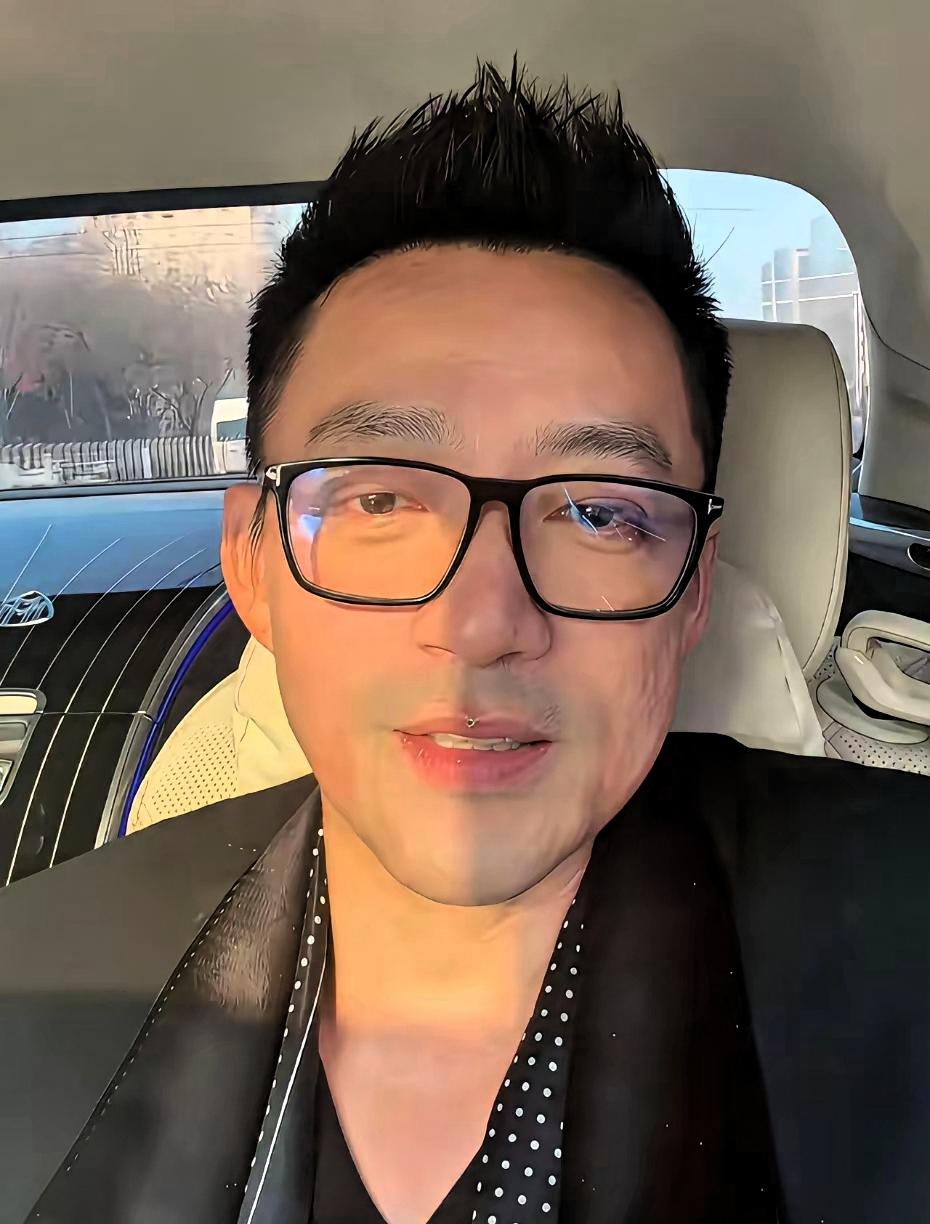 卖的东西，很多人买。本来好好的，大家信他。后来出事了，家里闹翻了。他骂他妈，当众