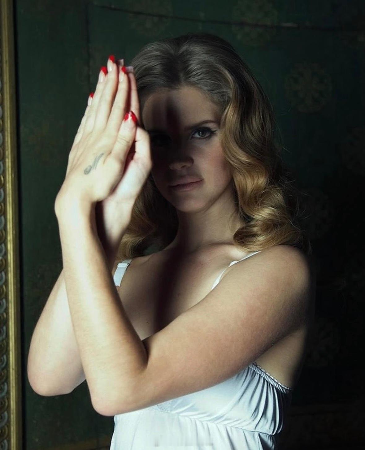 Lana Del Rey｜金发中分造型好加分，少女感里带点破碎，妈咪打雷姐绝美！