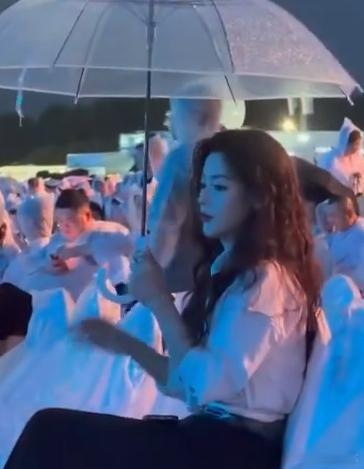 爱上陈丽君易如反掌陈丽君姐感大爆发红唇卷发造型惊艳全场，陈丽君外在美艳，内心格外