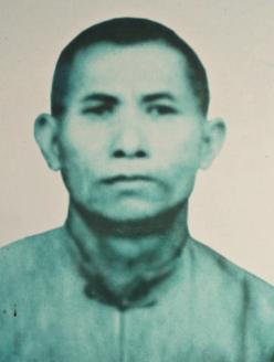 1953年国庆晚宴，毛主席端着酒杯，笑眯眯地迎向一位从福建赶来的农民。可走到跟前