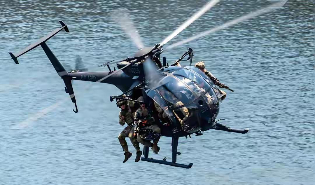 俄军终究不敢开火，美军当着俄潜艇的面，将悬挂俄国旗油轮扣押