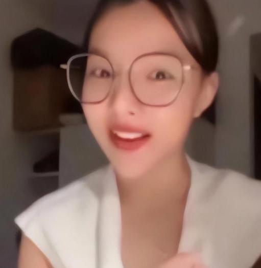 最讽刺的画面莫过于：一位越南留学生靠中国政府奖学金完成学业，却用课堂上练出的中文