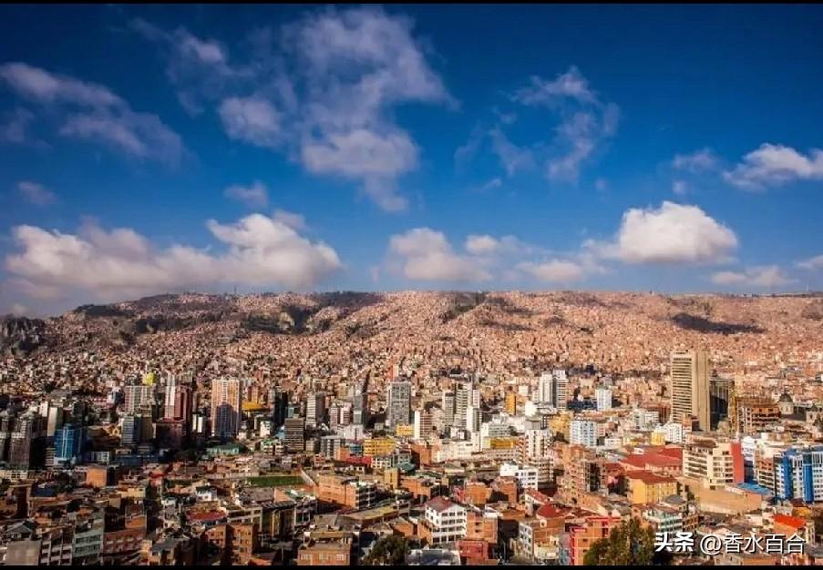 突发：
军机坠毁，大量钞票散落。

玻利维亚是位于南美洲中部的内陆国家。

2月