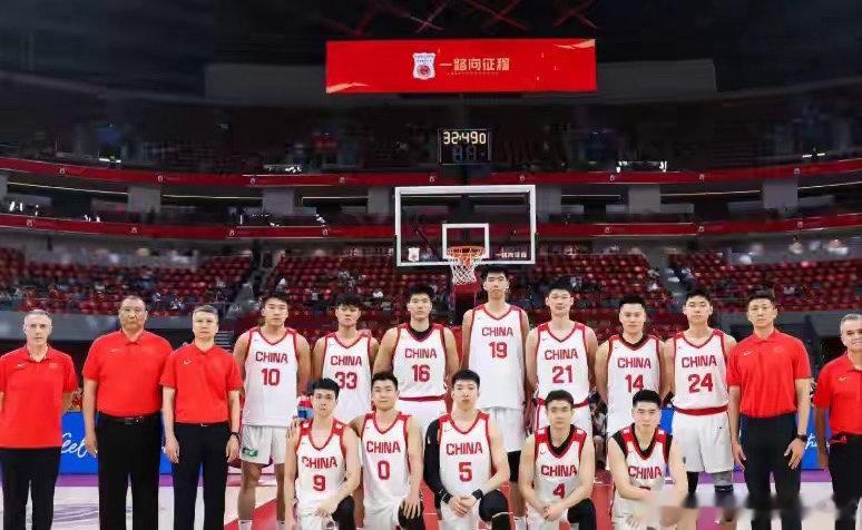 中国男篮今战喀麦隆男篮非洲雄狮空有天赋，团队配合是短板。中国男篮排名领先，稳控节